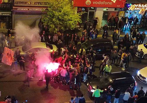 Ardahan da Galatasaray’lı taraftarlar, Kongre Caddesi’nde şampiyonluğu büyük bir coşkuyla kutladı.