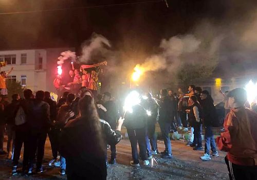 Ardahan'da Galatasaraylı taraftarlar, kongre caddesinde meşalelerle ve bayraklarla coşkuyla kutlama gerçekleştirdi.