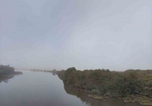 Ardahan’da gece başlayan sis sabahın erken saatlerine kadar sürdü