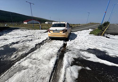 Ardahan'da gece etkili olan dolu, güneşli havaya rağmen erimedi