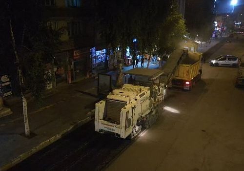 Ardahan’da Gece Mesaisi: Asfaltlama Öncesi Eski Yol Sökümü Başladı