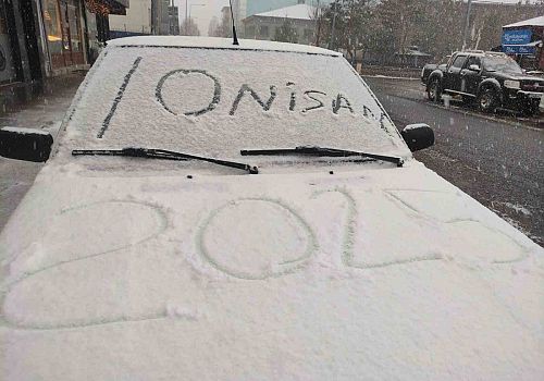 Ardahan da gece saatlerinde başlayan sağanağın ardından öğle saatlerinde kar yağışı etkili oldu.