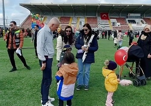 Ardahan’da Gökyüzü Renklendi: Emniyetten Çocuklara “Uçurtma Şenliği
