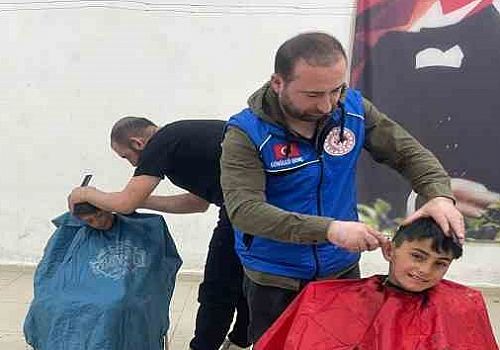 Ardahan da gönüllü kuaförler Öğrencilere ücretsiz saç tıraşı yapıyor 