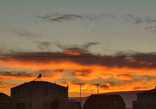 Ardahan’da gün batımıyla birlikte gökyüzü adeta kızıla boyandı