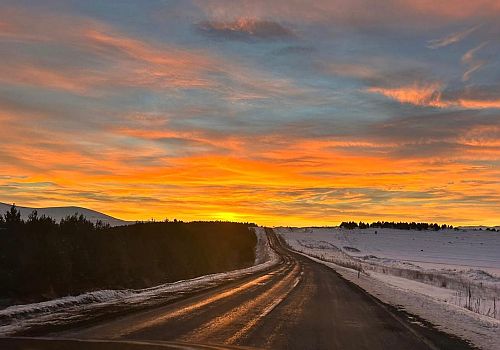 Ardahan’da gün doğumuyla kızıla bürünen gökyüzü görsel şölen sundu