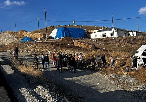 Ardahan’da hafif ticari araç şarampole devrildi: 2 yaralı