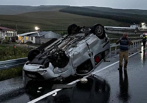 Ardahan'da hafif ticari aracın devrilmesi sonucu 5 kişi yaralandı