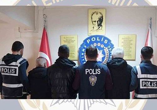 Ardahan da haklarında çeşitli suçlardan kesinleşmiş hapis cezası bulunan 3 kişi yakaladı.