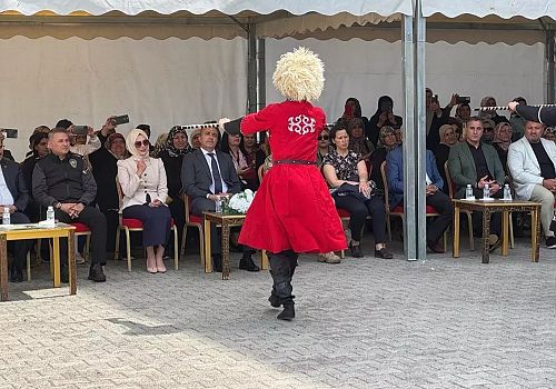 Ardahan'da Hayat Boyu Öğrenme Haftası etkinlikleri kapsamında yıl sonu sergisi açıldı.