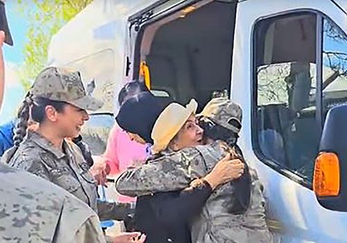 Ardahan’da huzurevi sakinleri, Anneler Günü dolayısıyla İl Jandarma Komutanlığı personelini ziyaret etti