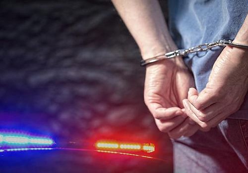 Ardahan'da ikametlerinde 5 ruhsatsız tabanca ile fişekler bulunan 2 şüpheli gözaltına alındı.