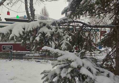 Ardahan’da iki gün önce başlayan kar, kenti beyaza bürüyerek kartpostallık görüntüler oluşturdu.