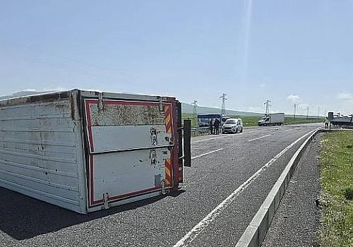 Ardahan'da iki kamyonetin çarpıştığı kazada, sürücüler yaralandı
