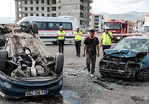 Ardahan'da İki Otomobil Çarpıştı: 3 Yaralı