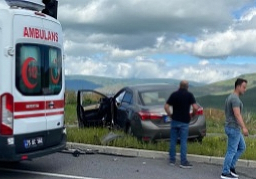 Ardahan'da, iki otomobilin çarpışması sonucu 4 kişi yaralandı.