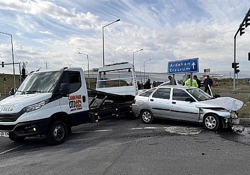 Ardahan'da iki otomobilin çarpışması sonucu 4 kişi yaralandı