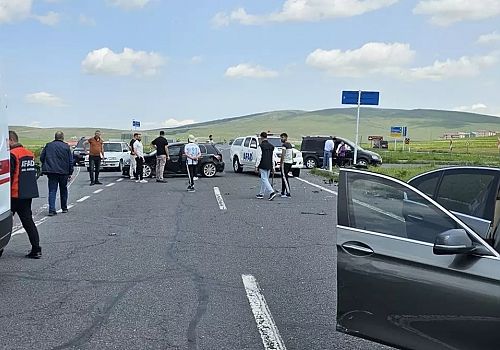 Ardahan'da iki otomobilin çarpışması sonucu 4 kişi yaralandı.