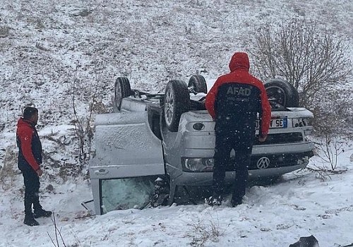 Ardahan da Ilgar Dağı Geçidi'nde 2 otomobil çarpıştığı kazada 8 kişi yaralandı.