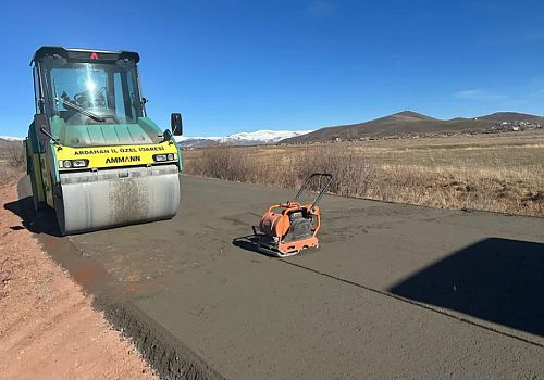 Ardahan da ilk defa silindirle sıkıştırılmış beton (SSB) yol uygulaması yapıldı