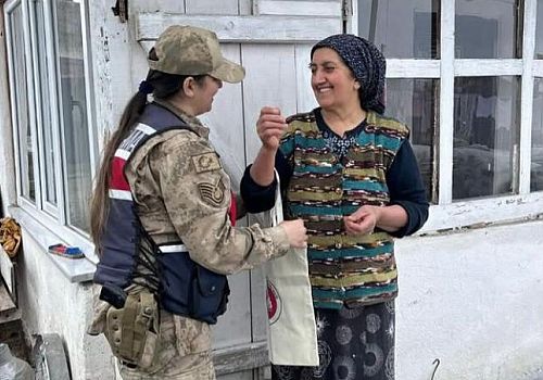 Ardahan da Jandarma Ekipleri köy köy gezdi! Kadınlara KADES'i anlattı