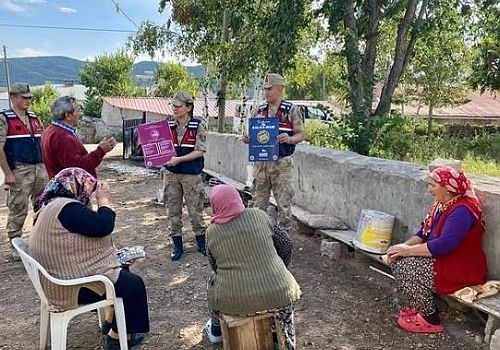 Ardahan da jandarma ekipleri, köylerde görüştükleri kadınları KADES uygulaması hakkında bilgilendirdi.