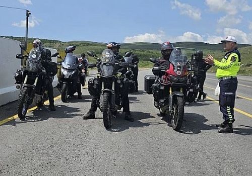 Ardahan’da jandarma ekipleri, motosiklet sürücülerine yönelik denetim yaptı