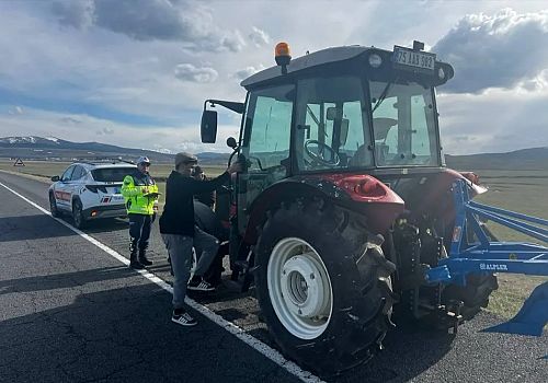 Ardahan’da jandarma ekipleri tarafından traktör sürücülerine yönelik denetim gerçekleştirdi