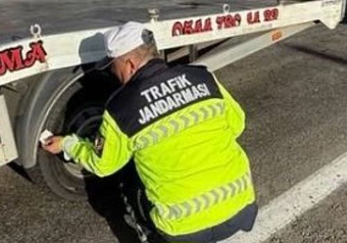 Ardahan’da Jandarma, Ticari Araçlarda Kış Lastiği Kontrolü Yaptı