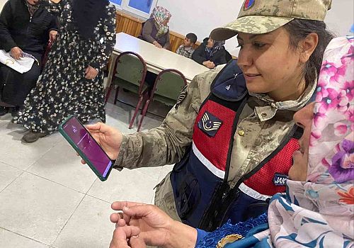 Ardahan’da jandarmadan Kadın Destek Uygulaması (KADES) bilgilendirme çalışmalarını sürdürüyor.