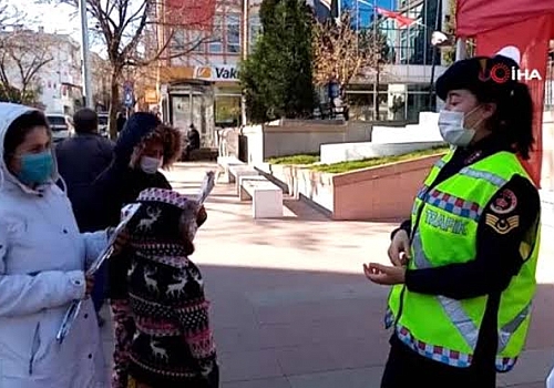 Ardahan'da kadın polis ve jandarmalar, kadınlara karanfil dağıttı