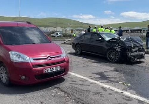 Ardahan'da kamyonet ile otomobilin çarpışması sonucu 3 kişi yaralandı