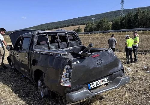Ardahan'da kamyonetin devrilmesi sonucu 3 kişi yaralandı