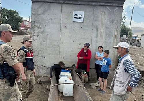Ardahan da Kapı Kapı Jandarma Projesi kapsamında bilgilendirme faaliyetlerini aralıksız sürdürüyor.