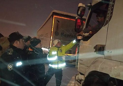 Ardahan'da kar nedeniyle kapanan yolda kalan sürücülere çorba ve kumanya ikram edildi