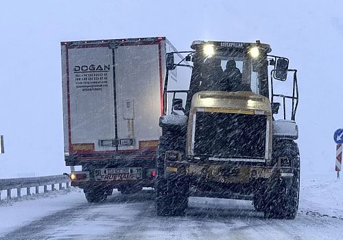 ​Ardahan’da Kar ve Tipi Geçit Vermiyor: İki Karayolu Tır Geçişine Kapatıldı