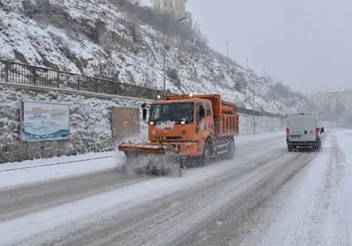 Ardahan'da kar ve tipi nedeniyle 53 köy yolunda ulaşım sağlanamıyor.