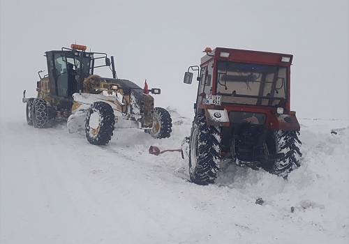 Ardahan'da kar ve tipi nedeniyle yolda kalan 56 araç kurtarıldı