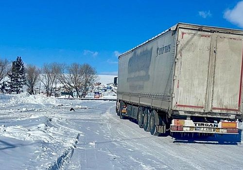 Ardahan’da Kar ve Tipi Ulaşımı Vurdu: Zincirsiz Tırlara Geçit Yok