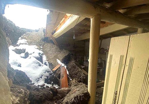 Ardahan'da kar ve yağmurun ağırlığına dayanamayan toprak damlı ev çöktü