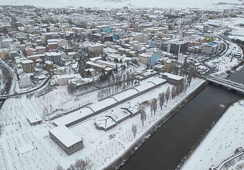 Ardahan’da kar yağışı kenti beyaza bürürken, ortaya çıkan eşsiz manzara dronla havadan görüntülendi