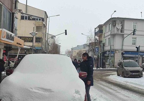Ardahan’da kar yağışı ve soğuk hava hayatı olumsuz etkiledi.