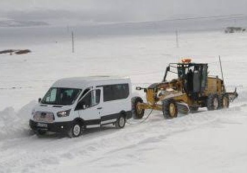 Ardahan'da kar yağışı ve tipi nedeniyle mahsur kalan servisteki öğrenciler kurtarılarak evlerine ulaştırıldı