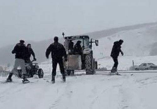 Ardahan da Kar Yağışını Eğlenceye Dönüştürdüler: Traktör Arkasında Kayak Keyfi