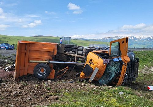 Ardahan'da Karayollarına ait tuzlama aracının devrilmesi sonucu sürücü yaralandı.