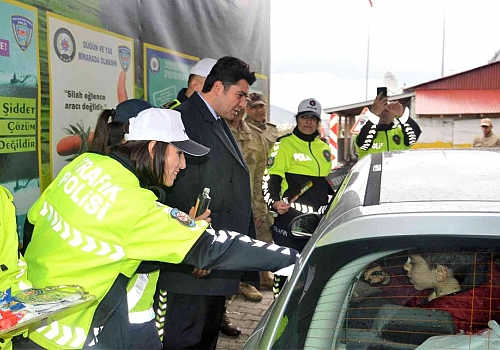 Ardahan’da Karayolu Trafik Haftası etkinlikleri kapsamında Güvenli Trafik' uygulaması yapıldı