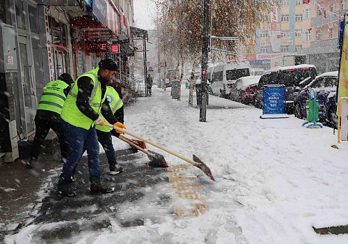 Ardahan’da karla mücadele ekipleri aralıksız çalışıyor