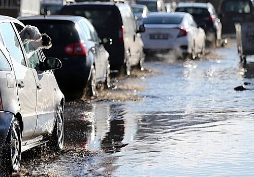 Ardahan'da karların erimesiyle şehir merkezindeki bazı yollar su altında kaldı.