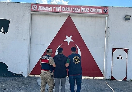 Ardahan'da kasten öldürme suçundan 12 yıl kesinleşmiş hapis cezası bulunan firari hükümlü yakalandı