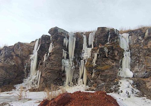 Ardahan’da kayalardan akan suların oluşturduğu buz sarkıtları görsel şölen sundu.